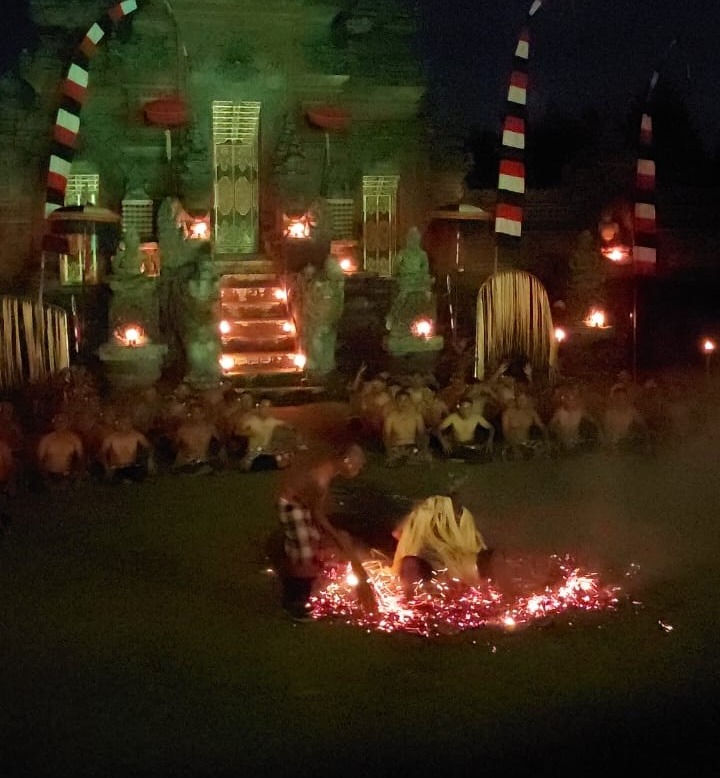 迫力あるケチャックダンス