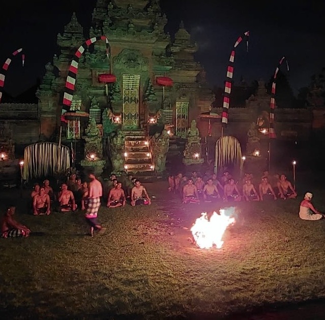 ウルワツ寺院でのケチャックダンス