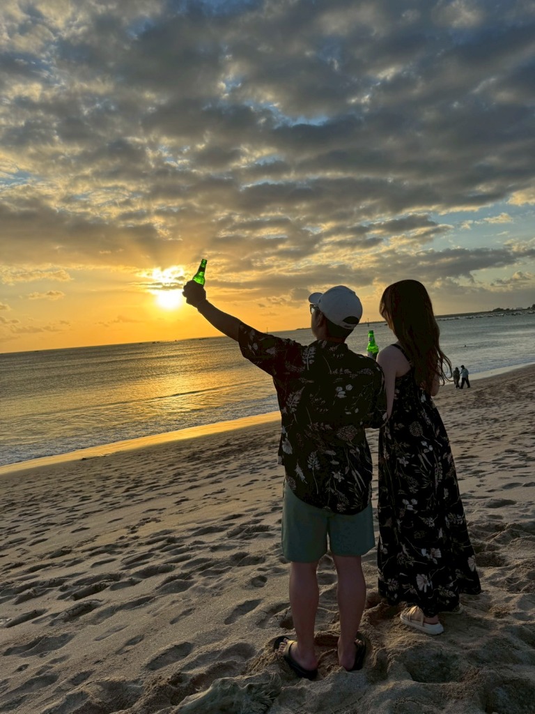 夕日をバックに乾杯